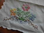 画像2: アンティークキッチンクロス　３色のお花刺繍のクロス2枚セット (2)