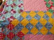 画像3: 【Ａｎｔｉｑｕｅ　Ｑｕｉｌｔ】【送料無料】ピンクスクエアパッチのバリエーションキルト (3)