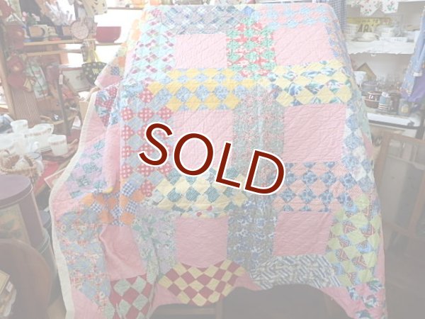 画像1: 【Ａｎｔｉｑｕｅ　Ｑｕｉｌｔ】【送料無料】ピンクスクエアパッチのバリエーションキルト (1)